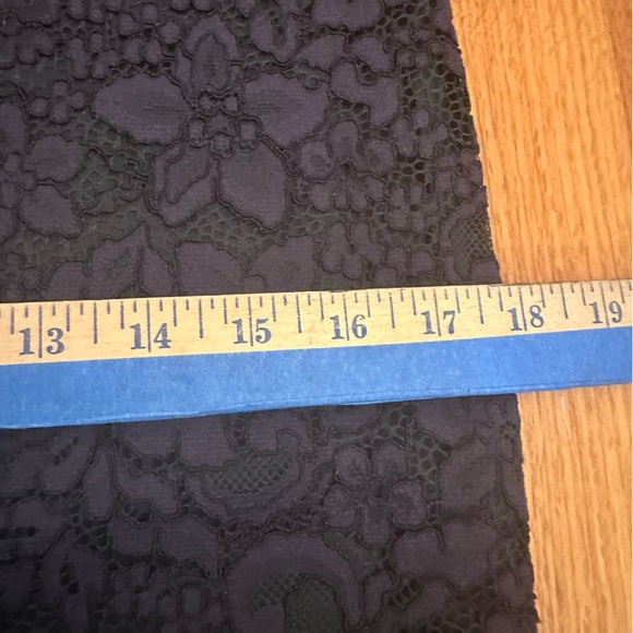 Tory Burch Size 4  Lace Pencil Skirt Scalloped Embroidered Floral Slit @ - Picture 6 of 10